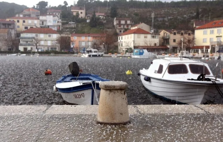 U nekoliko minuta tuča je u Zatonu kod &Scaron;ibenika prekrila ulice i terase kafića. Nevrijeme koje je trajalo vrlo kratko iznenadilo je mje&scaron;tane i zabijelilo je cestu i automobile.