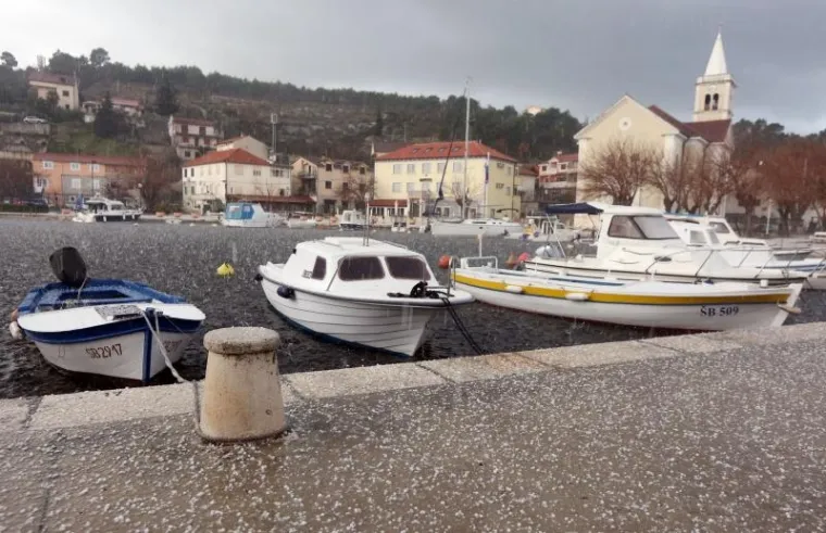 U nekoliko minuta tuča je u Zatonu kod &Scaron;ibenika prekrila ulice i terase kafića. Nevrijeme koje je trajalo vrlo kratko iznenadilo je mje&scaron;tane i zabijelilo je cestu i automobile.