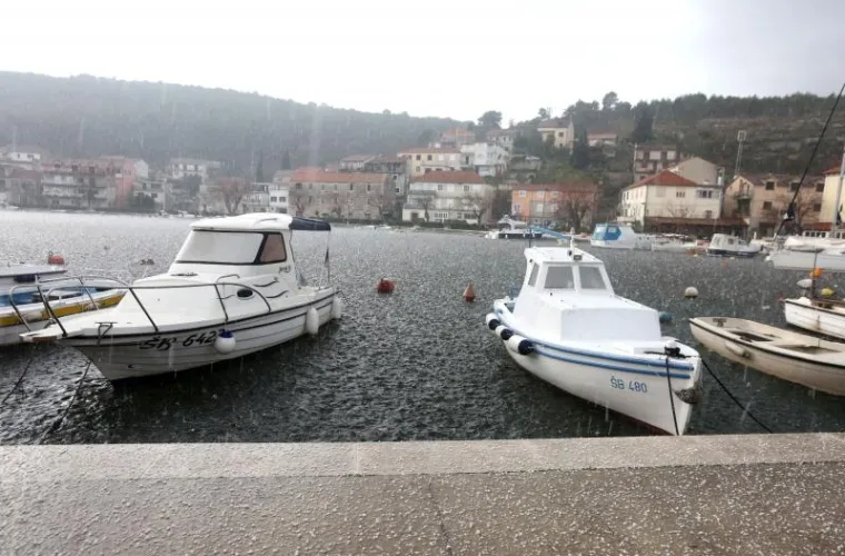 U nekoliko minuta tuča je u Zatonu kod &Scaron;ibenika prekrila ulice i terase kafića. Nevrijeme koje je trajalo vrlo kratko iznenadilo je mje&scaron;tane i zabijelilo je cestu i automobile.