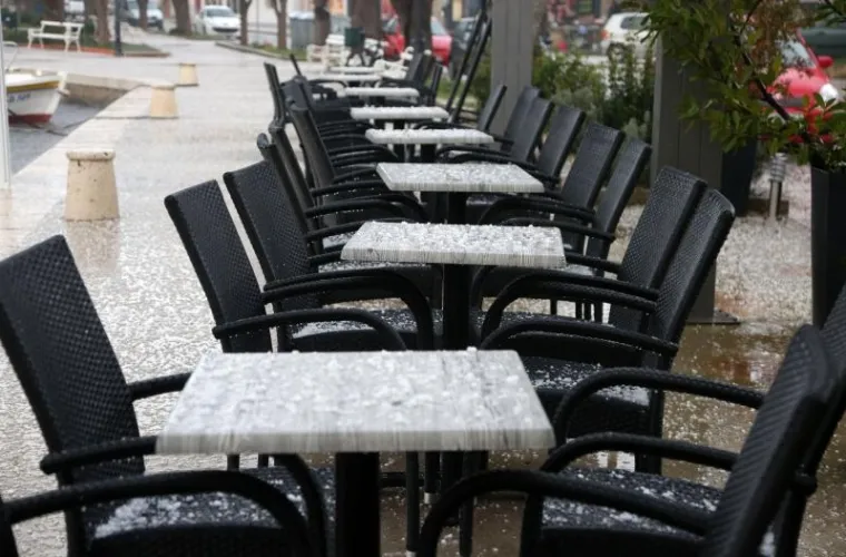 U nekoliko minuta tuča je u Zatonu kod &Scaron;ibenika prekrila ulice i terase kafića. Nevrijeme koje je trajalo vrlo kratko iznenadilo je mje&scaron;tane i zabijelilo je cestu i automobile.