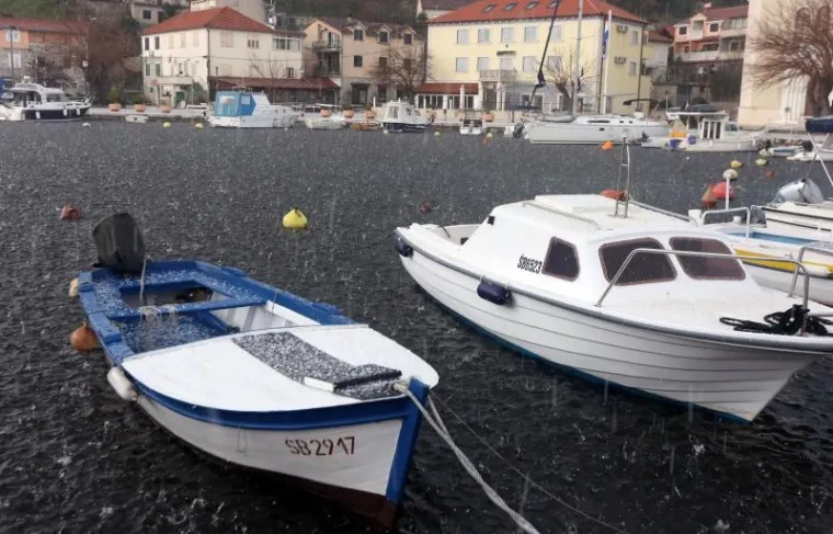 U nekoliko minuta tuča je u Zatonu kod &Scaron;ibenika prekrila ulice i terase kafića. Nevrijeme koje je trajalo vrlo kratko iznenadilo je mje&scaron;tane i zabijelilo je cestu i automobile.