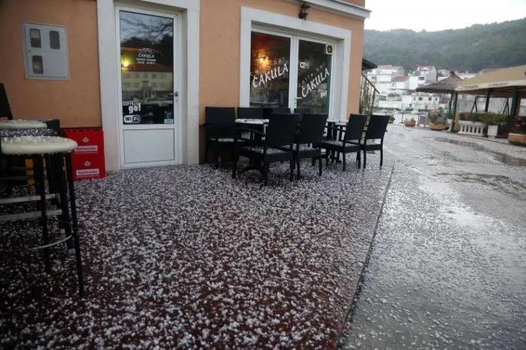 U nekoliko minuta tuča je u Zatonu kod &Scaron;ibenika prekrila ulice i terase kafića. Nevrijeme koje je trajalo vrlo kratko iznenadilo je mje&scaron;tane i zabijelilo je cestu i automobile.