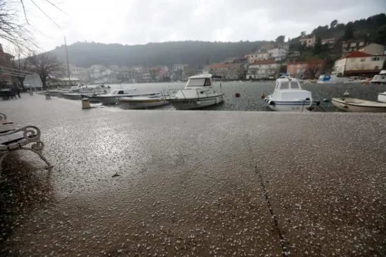 U nekoliko minuta tuča je u Zatonu kod &Scaron;ibenika prekrila ulice i terase kafića. Nevrijeme koje je trajalo vrlo kratko iznenadilo je mje&scaron;tane i zabijelilo je cestu i automobile.