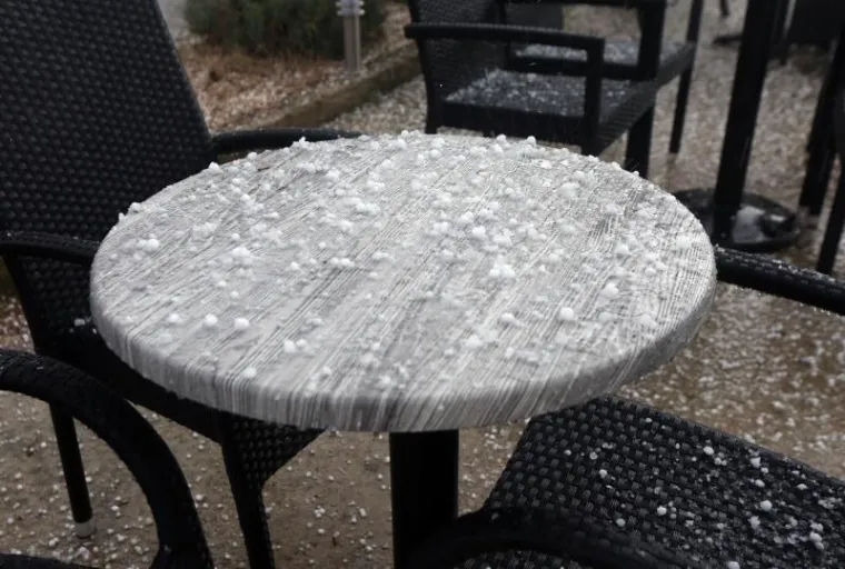 U nekoliko minuta tuča je u Zatonu kod &Scaron;ibenika prekrila ulice i terase kafića. Nevrijeme koje je trajalo vrlo kratko iznenadilo je mje&scaron;tane i zabijelilo je cestu i automobile.