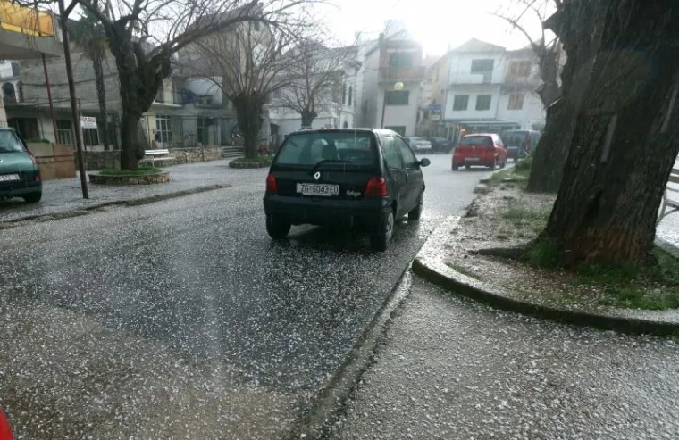 U nekoliko minuta tuča je u Zatonu kod &Scaron;ibenika prekrila ulice i terase kafića. Nevrijeme koje je trajalo vrlo kratko iznenadilo je mje&scaron;tane i zabijelilo je cestu i automobile.