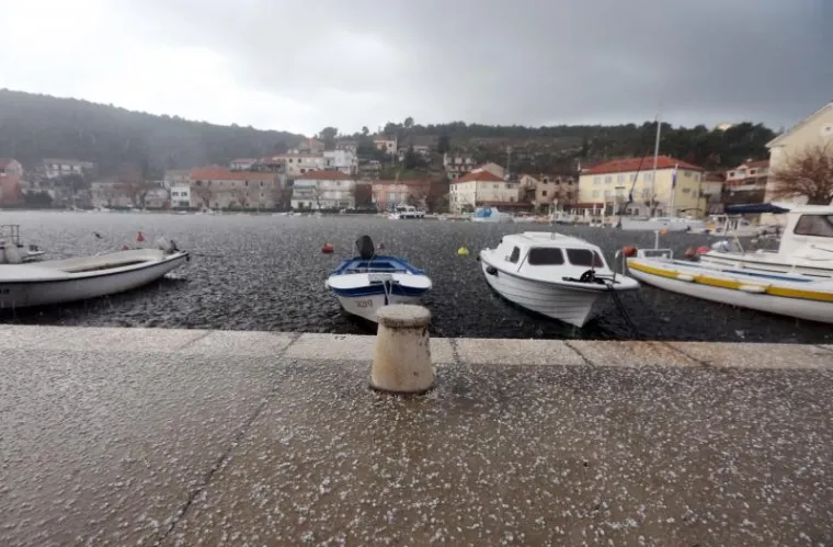 U nekoliko minuta tuča je u Zatonu kod &Scaron;ibenika prekrila ulice i terase kafića. Nevrijeme koje je trajalo vrlo kratko iznenadilo je mje&scaron;tane i zabijelilo je cestu i automobile.