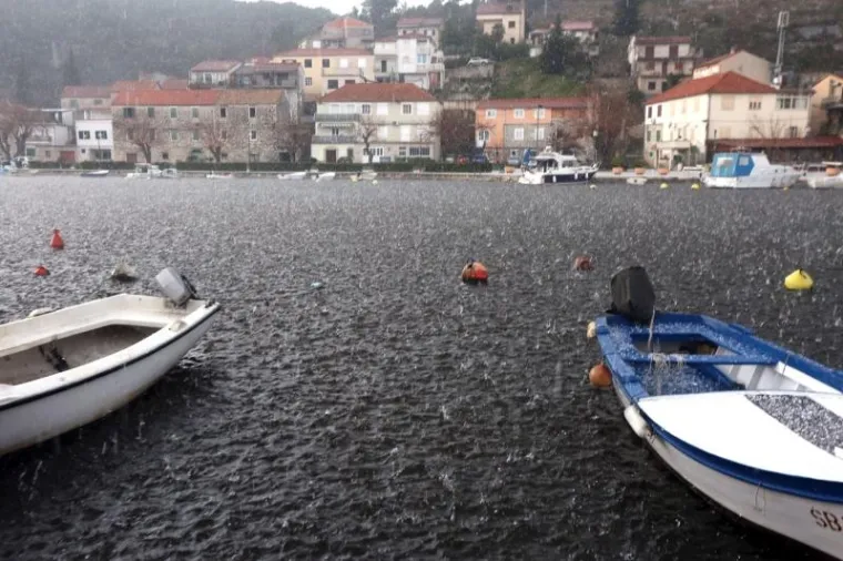 U nekoliko minuta tuča je u Zatonu kod &Scaron;ibenika prekrila ulice i terase kafića. Nevrijeme koje je trajalo vrlo kratko iznenadilo je mje&scaron;tane i zabijelilo je cestu i automobile.