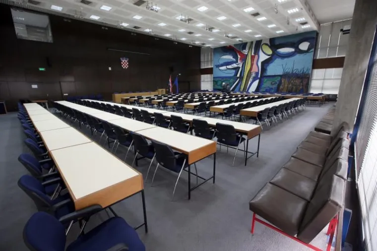 Danas su u zgradi smješteni Ministarstvo mora, prometa i infrastrukture i Ministarstvo turizma Republike Hrvatske.