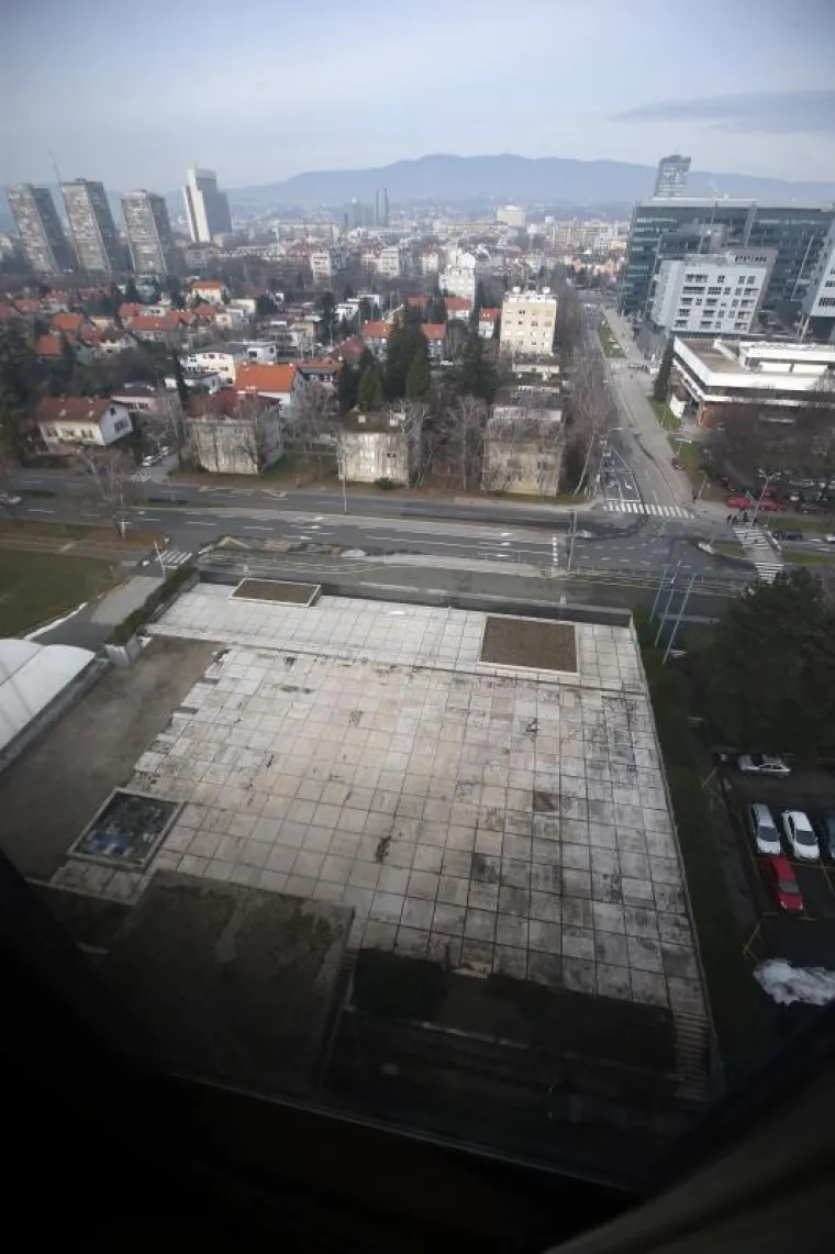 Sigurnosni stručnjaci napominju da su problem i prozori koji se ne otvaraju, kao i nepostojanje protupožarnih stepenica i izlaza.