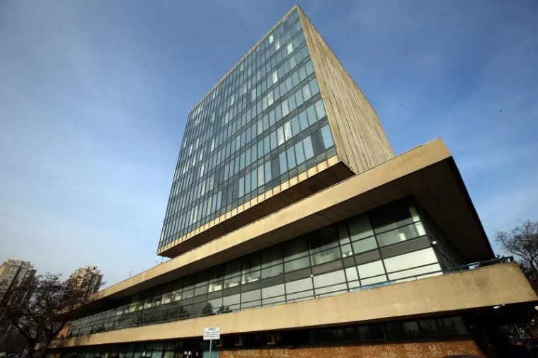 Poznata Kockica samostojna je vi&scaron;ekatnica izgrađena 1968. godine kao sjedi&scaron;te Centralnih komiteta Saveza komunista Hrvatske i Saveza omladine Hrvatske te Glavnog odbora Socijalističkog saveza radnog naroda Hrvatske.