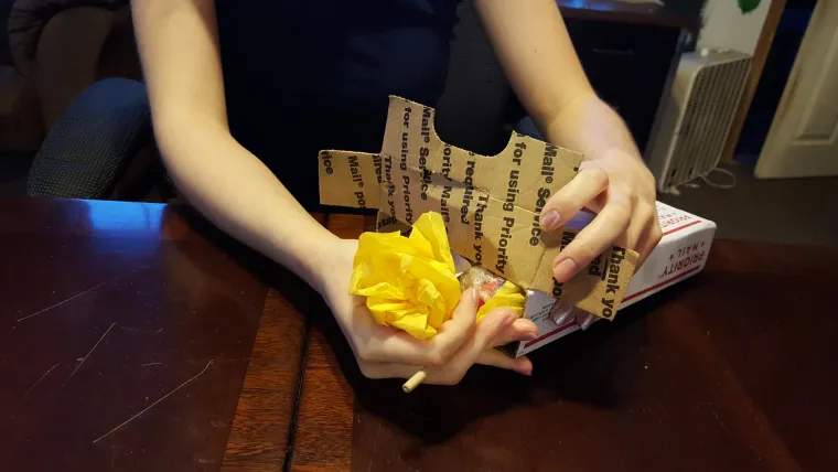 Jeste li znali da postoji internetska stranica koja će vam na zahtjev dostaviti penis u kutiji? Riječ je o jestivom penisu, a jedan je domišljati momak do poklonio svojoj djevojci za rođendan. Izgleda da joj se poklon svidio jer i sama kaže da ga nije vadila iz usta sat vremena.