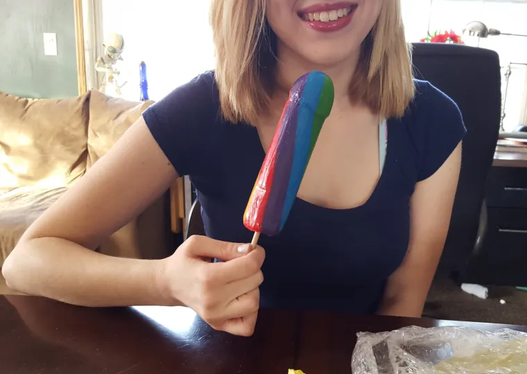 SAVRŠENA CURA? Za poklon dobila jestivi penis, nije ga vadila iz usta sat vremena