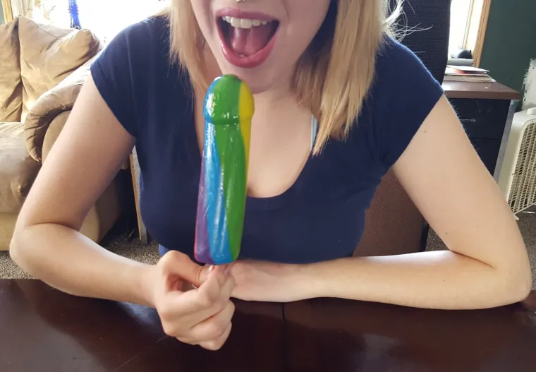 SAVRŠENA CURA? Za poklon dobila jestivi penis, nije ga vadila iz usta sat vremena