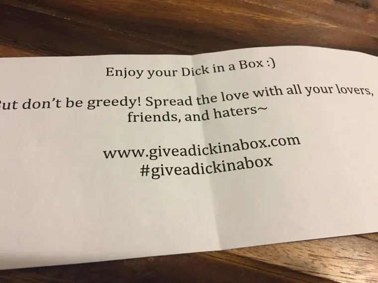 SAVRŠENA CURA? Za poklon dobila jestivi penis, nije ga vadila iz usta sat vremena