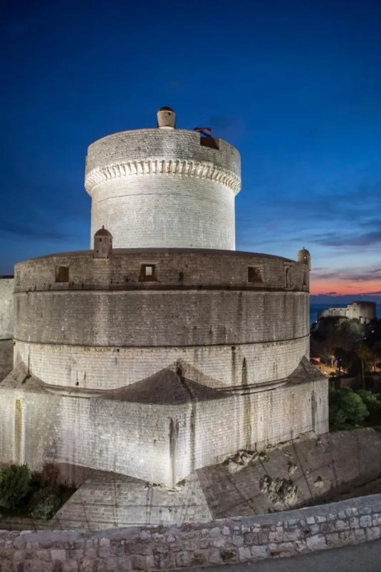 U nedjelju navečer fotograf agencije Pixsell zabilježio je spektakularan zalazak sunca nad dvije najljep&scaron;e dubrovačke tvrđave, Minčetu i Lovrijenac.