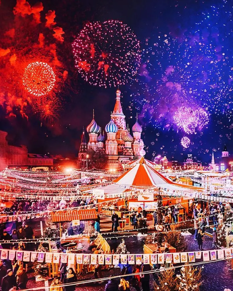 Kristina Makeeva snimila je stvarno čarobne prizore Moskve za vrijeme proslave pravoslavnog Božića. Kako to izgleda glavni grad Rusije kada ga prekrije zimska idila, svakako provjerite u očaravajućim fotografijama.