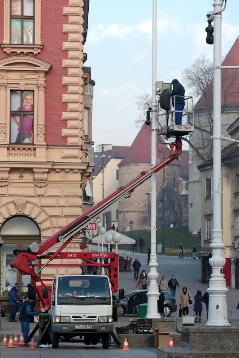 Radnici su danas na Trgu bana Josipa Jelačića postavljali dodatne kamere za nadzor.
