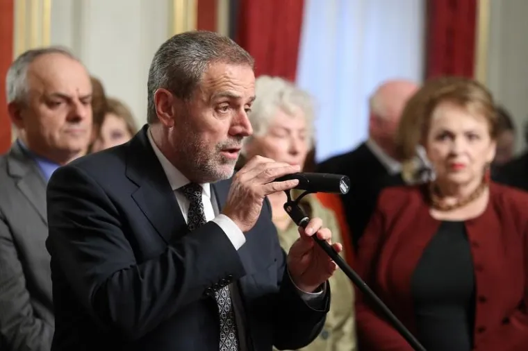 Zagrebački gradonačelnik Milan Bandić u srijedu je u palači Dverce priredio tradicionalni novogodi&scaron;nji prijam za članove Diplomatskog zbora te im zahvalio za iznimno uspje&scaron;no suradnju u 2015. godini.   "U svoje osobno ime, u ime svih zaposlenika i institucija Grada Zagreba i svih Zagrepčana od srca zahvaljujem svima vama, va&scaron;im obiteljima, va&scaron;im matičnim državama za iznimno uspje&scaron;no suradnju u protekloj 2015. godini", poručio je gradonačelnik Bandić članovima Diplomatskog zbora na čelu s apostolskim nuncijem Alessandrom D' Erricom. Zaželio im je puno uspjeha u diplomatskoj misiji, te njima i njihovim obiteljima ugodan život u Zagrebu.   Istaknuo je kako se zajedničkim radom nose sa svim izazovima - kako kroz projekte prijateljskih suradnji na kulturno-umjetničkim i gospodarskim poljima, tako i u ovo posljednje vrijeme s ekonomskim i socijalnim kriznim situacijama. (Hina)