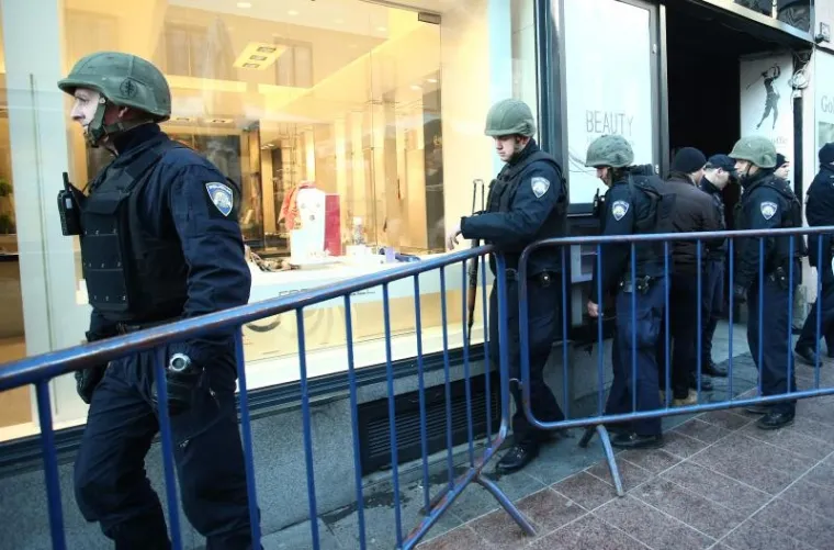 DUGE CIJEVI U CENTRU ZAGREBA: Naoružani policajci osiguravaju deložaciju