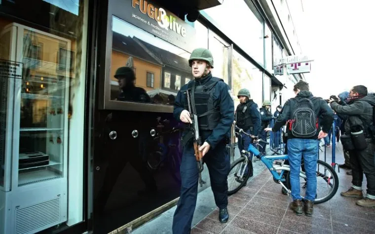 Policija osigurava mjesto ulaska u zgradu u Preradovićevoj ulici u Zagrebu.