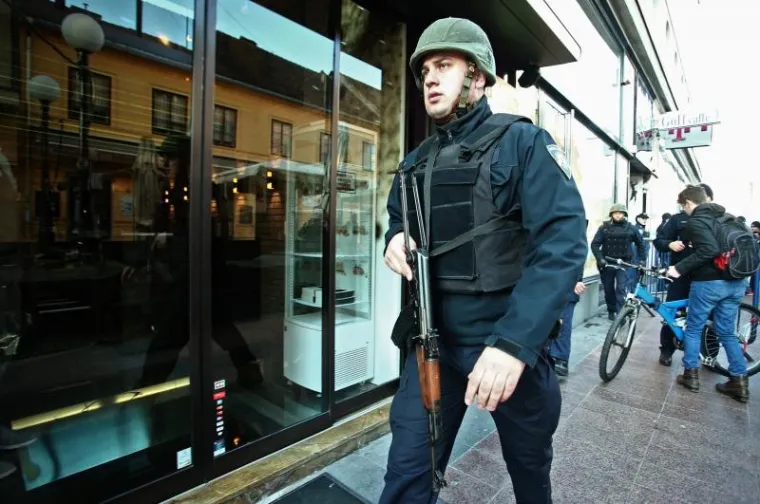 DUGE CIJEVI U CENTRU ZAGREBA: Naoružani policajci osiguravaju deložaciju