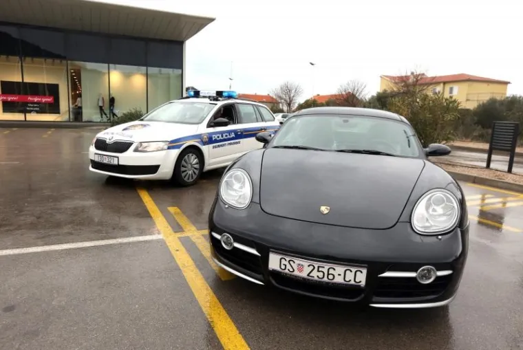 NERO je očitao da je vozaču izrečena mjera zabrane upravljanja vozilom.