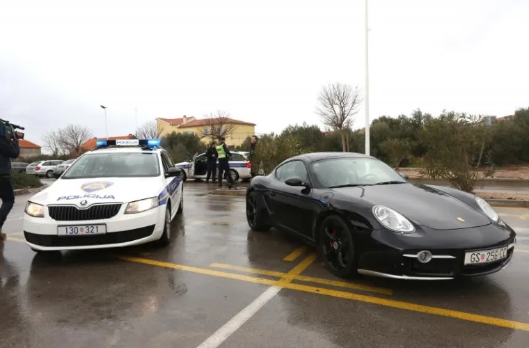 Kako se nije zaustavio nakon upozorenja policije i dao se u bijeg policijski službenici su ga sustigli kod Super Nove.