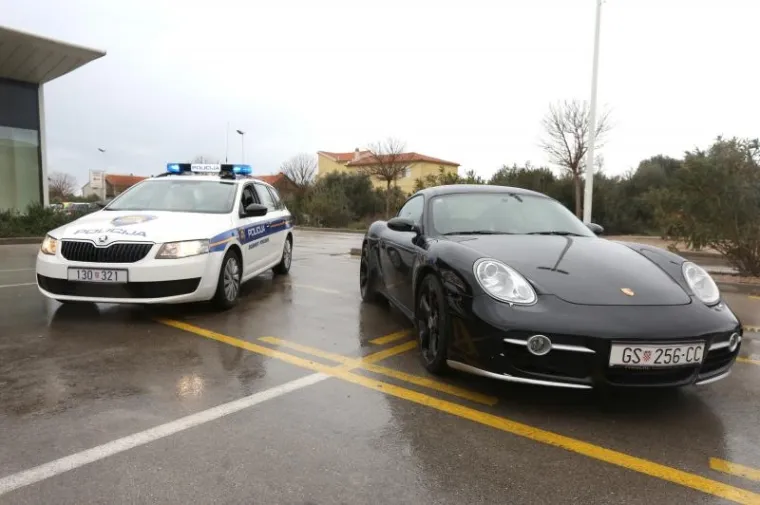 Vozač se dao u bijeg pje&scaron;ke ali je ubrzo uhvaćen i sproveden u policijsku stanicu.