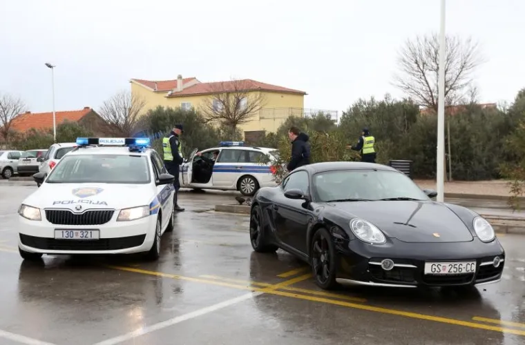 NIJE USPIO: &Scaron;ibenski policajci bili su prebrzi za vozača koji im je bježao u Porscheu
