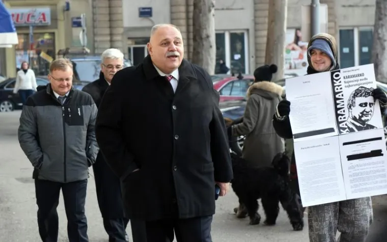 HDZ-OVCE DOČEKALA PORUKA: "Karamarko - najmoćniji među najkorumpiranijima"