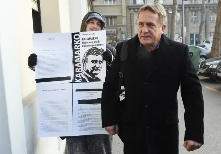 Članove Predsjedni&scaron;tva HDZ-a, koji su u četvrtak ujutro održali sjednicu na kojoj su predstavljeni kandidati za ministre, dočekao je transparent s porukom:"Karamarko - najmoćniji među najkorumpiranijima."