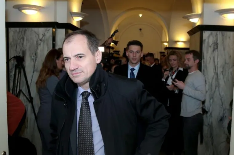 Ministarstvo za&scaron;tite okoli&scaron;a i prirode - Slaven Dobrović
Dr.sc. Slaven Dobrović rođen je u Zadru, 29. kolovoza 1967. godine. Na Fakultetu strojarstva i brodogradnje Sveučili&scaron;ta u Zagrebu diplomirao je 1993. godine, na procesno energetskom smjeru. Dobitnik je Rektorove nagrade za najbolji studentski rad 1992. godine. Magistrirao je 1998. godine obranom rada pod naslovom "Tehnolo&scaron;ke mogućnosti sniženja sadržaja organskih tvari u vodama nekih sjeverno hrvatskih izvori&scaron;ta". Doktorirao je 2002. godine obranom disertacije "Analiza postupaka razgradnje organskih tvari u vodi primjenom UV zračenja".
Od jeseni 1993. zaposlen je kao znanstveni novak na Zavodu za energetska postrojenja, a od 2002. postaje istraživač te potom i konzultant na brojnim ekolo&scaron;kim projektima. Glavna područja njegovog znanstvenog interesa uključuju područje voda i za&scaron;tita okoli&scaron;a, te posebno razvoj i primjena ekolo&scaron;ki zasnovanih sustava gospodarenja otpadom. Od siječnja 2010. imenovan je voditeljem Katedre za inženjerstvo vode i okoli&scaron;a Fakulteta. Iste godine izabran je u izvanrednog profesora na Fakultetu strojarstva i brodogradnje.
Govori i pi&scaron;e engleski, a služi se i francuskim jezikom. Oženjen je i otac sedmero djece, pi&scaron;e na službenim stranicama Fakulteta.