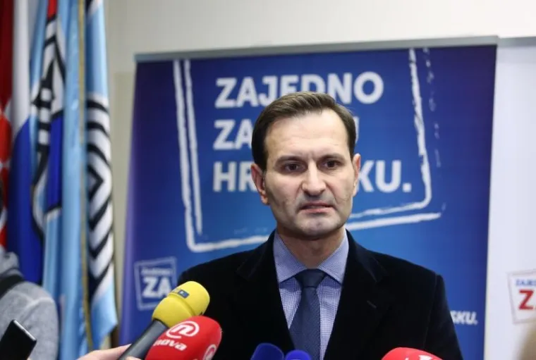 Ministarstvo vanjskih poslova - Miro Kovač
dr. Miro Kovač rođen je 20. rujna 1968. u Splitu. Doktorirao je povijest međunarodnih odnosa na Sveučili&scaron;tu Sorbonne Nouvelle u Parizu. Aktivno govori engleski, francuski i njemački, a pasivno talijanski i nizozemski. Oženjen je i ima troje djece. Karijeru je započeo 1995. u Uredu predsjednika u Odjelu za informiranje, potom je radio i kao pomoćnik predsjednikovog savjetnika za euro-atlanske integracije. Od 2001. je savjetniku Veleposlanstvu u Bruxellesu, a 2003. postaje ministar savjetnik u Veleposlanstvu u Parizu. Godine 2004. postaje pomoćnik ministar vanjskih poslova, a godinu kasnije &scaron;ef Diplomatskog protokola u Ministarstvu vanjskih poslova. Godine 2006. postavljen je u zvanje veleposlanika u Ministarstvu vanjskih poslova, a 2008. postaje veleposlanik u Njemačkoj. Sada je međunarodni tajnik u HDZ-u.