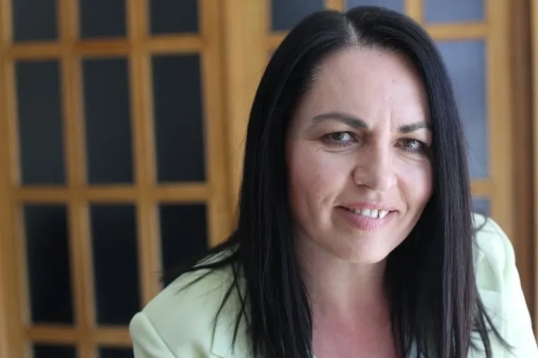 Ministarstvo uprave &ndash; Dubravka Jurlina Alibegović

Ravnateljica je Ekonomskog instituta i biv&scaron;a zamjenica ministra znanosti i tehnologije u vladi Ivice Račana. Na Institutu je radila kao pomoćnica ravnatelja, voditeljica Odjela za ekonomiku javnog sektora, voditeljica Odjela za regionalnu ekonomiku, održivost i razvojno upravljanje. Ravnateljica je od 2013. Na zagrebačkom Ekonomskom fakultetu 1986. je diplomirala, magistrirala i doktorirala.