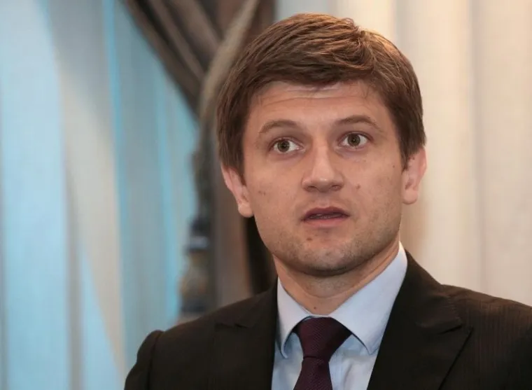 Ministarstvo financija &ndash; Zdravko Marić
Rođen 03. veljače 1977. godine u Slavonskom Brodu. Na Ekonomskom fakultetu u Zagrebu je diplomirao, magistrirao i doktorirao. Zavr&scaron;io je obrazovni program &lsquo;Upravljanje javnim financijama&rsquo; na prestižnom američkom sveučili&scaron;tu Harvard.
Bio ja asistent na Ekonomskom institutu, a potom u mandatu Ivana &Scaron;ukera bio državni tajnik u Ministarstvu financija i pomoćnik ministra za makroekonomske analize i planiranje.

Biv&scaron;i SDP-ov ministar Slavko Linić 2011. ponudio mu je da ostane na mjestu tajnika u Ministarstvu financija, no on je to odbio i oti&scaron;ao u koncern Agrokor gdje je postao izvr&scaron;ni direktor za strategiju i trži&scaron;te kapitala.
Oženjen je i otac je dvoje djece.