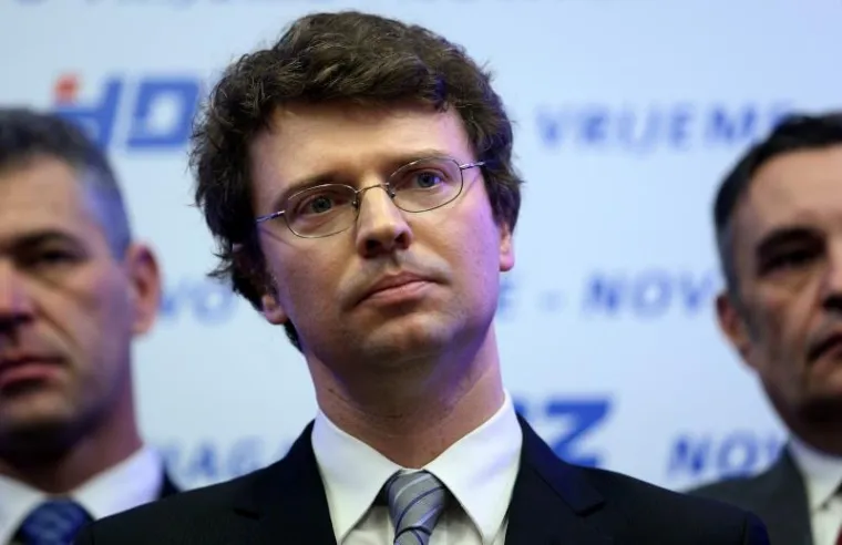 Ministarstvo znanosti i obrazovanja &ndash; Predrag &Scaron;ustar
Od 2003. godine radi na Filozofskom fakultetu u Rijeci, a zavr&scaron;io je studij molekularne biologije u Zagrebu. Nakon diplomiranja odlazi u Italiju najprije na Universita' degli Studi di Pisa, onda
Universita' degli Studi di Padova gdje je i doktorirao 2003. godine.
Boravio je i na sveučili&scaron;tu Columbia u New Yorku u okviru doktorskog studija u Padovi.
Na Filozofskom fakultetu u Rijeci bio je dekan u dva mandata.