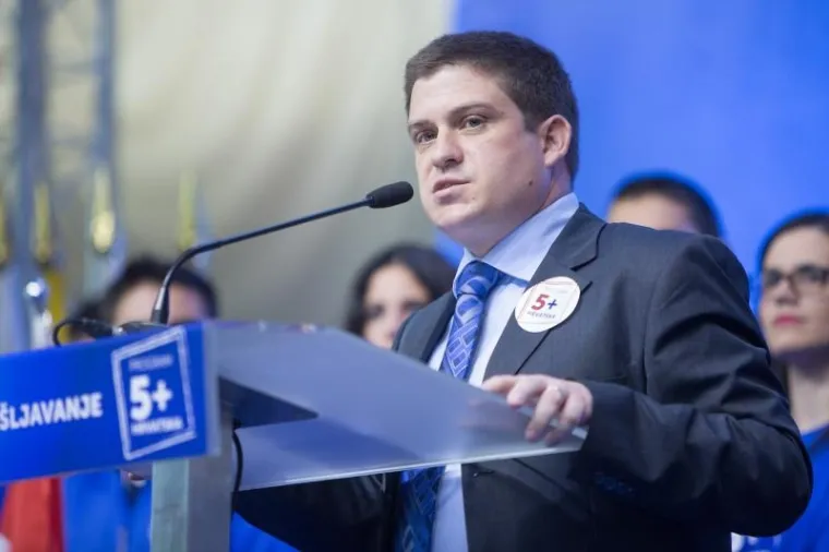 Ministarstvo pomorstva, prometa i infrastrukture &ndash; Oleg Butković
Gradonačelnik Novog Vinodolskog rođen 4. svibnja. 1979. godine. Na Pomorskoj &scaron;koli u Bakru maturirao je 1998. godine, a 2001. godine zavr&scaron;io je vi&scaron;u, a 2002. stekao je visoku stručnu spremu na Pomorskom fakultetu u Rijeci - smjer nautika.
Na Pomorskom fakultetu u Rijeci 2004. godine je znanstveni novak, a 2008. godine upisao je doktorski studij na Pomorskom fakultetu u Rijeci. Godine 2004. postao je predsjednik HDZ-a u Novom Vinodolskom, a 2005. godine prvi je put izabran za gradonačelnika Novog Vinodolskog.