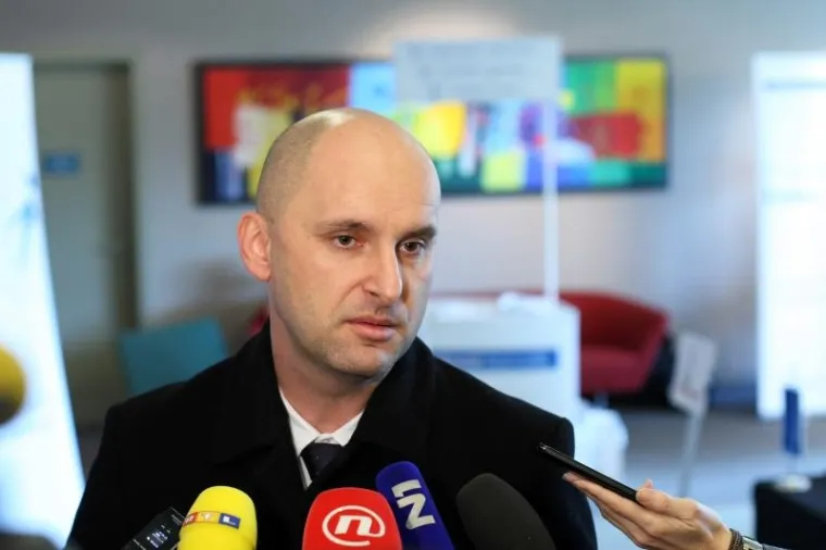 Ministarstvo regionalnog razvoja i fondova EU &ndash; Tomislav Tolu&scaron;ić
Rođen je 12. veljače 1979. u Virovitici. Diplomirao je na zagrebačkom Pravnom fakultetu. 2006. godine zavr&scaron;io je Akademiju za politički razvoj Vijeća Europe, a u 2007. godini stažirao u Europskom parlamentu i Europskoj komisiji kao stipendist Robert Schuman fondacije.

Od listopada 2004. do ožujka 2008. radio je kao stručni suradnik za imovinsko-pravne odnose u Gradu Virovitici. U ožujku 2008. godine postaje župan Virovitičko-podravske županije. Na lokalnim izborima u svibnju 2009. godine prvi put je neposredno izabran na mjesto župana, a u svibnju 2013. godine osvaja i drugi mandat na mjestu župana Virovitičko-podravske županije. Od 2013. do 2015. bio je predsjednik Hrvatske zajednice županija, udruge koja okuplja sve hrvatske županije.