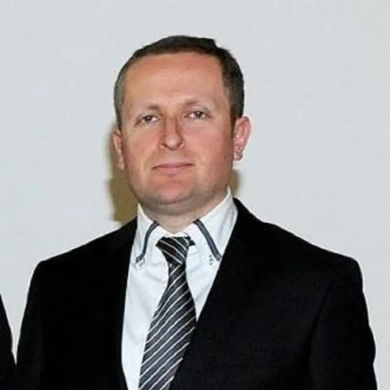 Ministarstvo pravosuđa &ndash; Ante &Scaron;prlje
Rođen je 1979. godine. Sudac Općinskog suda u Metkoviću je 2012., a  2015. bio je zamjenik predsjednice Općinskog suda. 
Član je Udruge sudaca.