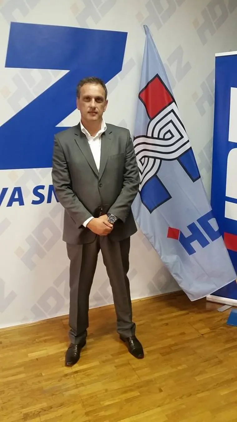 Ministarstvo turizma &ndash; Anton Kliman
Novi ministar turizma Anton Kliman dolazi iz Istre, iz Vodnjana, poduzetnik je koji se bavi ugostiteljstvom i saborski je zastupnik HDZ-a. 
Za Klimana se navodi da je drugi čovjek istarskog HDZ-a i diplomirani ekonomist iz Vodnjana, gdje živi i radi kao osnivač i vlasnik tvrtke Barbariga nova d.o.o. koja se bavi ugostiteljstvom. Rođen je početkom lipnja 1967., hrvatski je branitelj i predsjednik hrvatskog katoličkog zbora Mi, a do sada se navodno nije aktivno bavio politikom. Ako ga za ministra potvrdi Hrvatski sabor Kliman će biti deseti ministar turizma u samostalnoj Hrvatskoj i peti iz Istre.