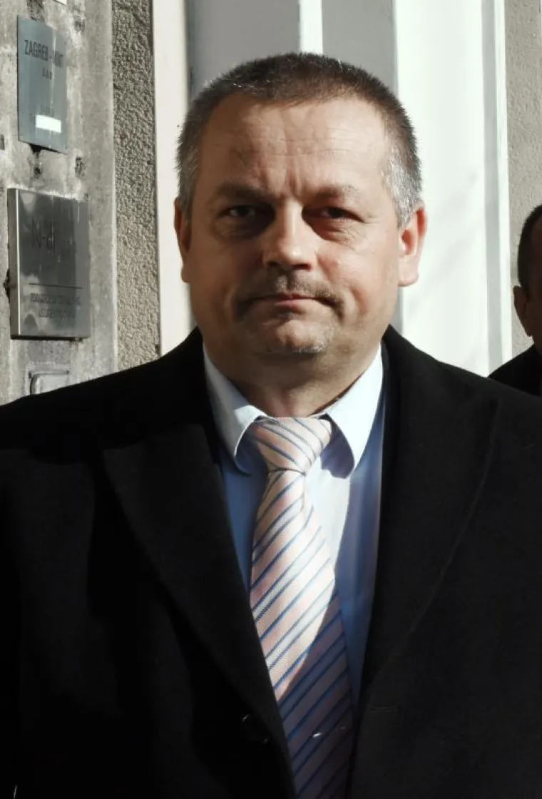 Ministarstvo branitelja &ndash; Mijo Crnoja
Mijo Crnoja je 47-godi&scaron;nji hrvatski branitelj, dragovoljac, pripadnik specijalne policije ATJ Lučko. Rođen je u Jajcu, a odrastao u Đakovu. Diplomirao je na Fakultetu prometnih znanosti i Fakultetu političkih znanosti u Zagrebu te stekao titulu magistra znanosti iz međunarodnih odnosa i nacionalne sigurnosti. Oženjen je i otac četvero djece. Umirovljeni je pukovnik.