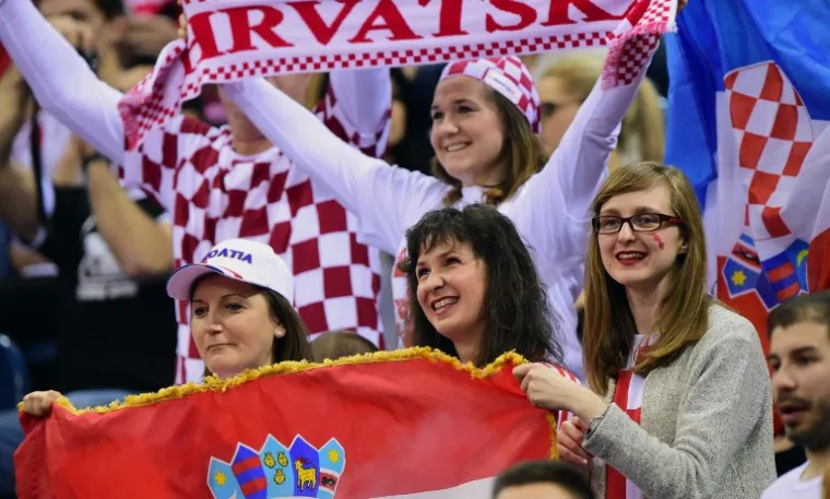 Hrvatski rukometaši su u prvoj utakmici drugog kruga igrali protiv Makedonije, a obje su reprezentacije imale veliku podršku s tribina.
