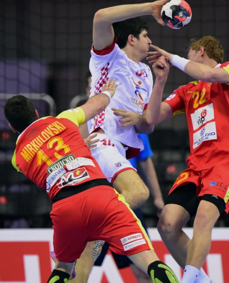Hrvatski rukometaši su u prvoj utakmici drugog kruga igrali protiv Makedonije, a obje su reprezentacije imale veliku podršku s tribina.