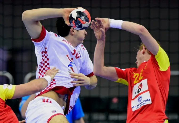 Hrvatski rukometaši su u prvoj utakmici drugog kruga igrali protiv Makedonije, a obje su reprezentacije imale veliku podršku s tribina.