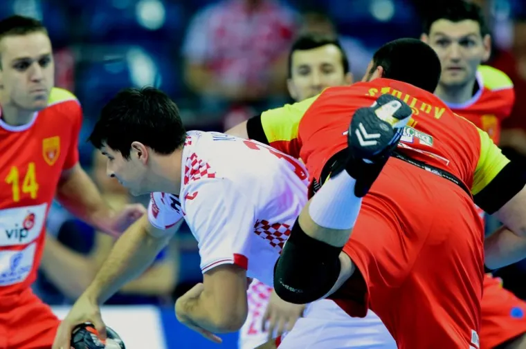 Hrvatski rukometaši su u prvoj utakmici drugog kruga igrali protiv Makedonije, a obje su reprezentacije imale veliku podršku s tribina.