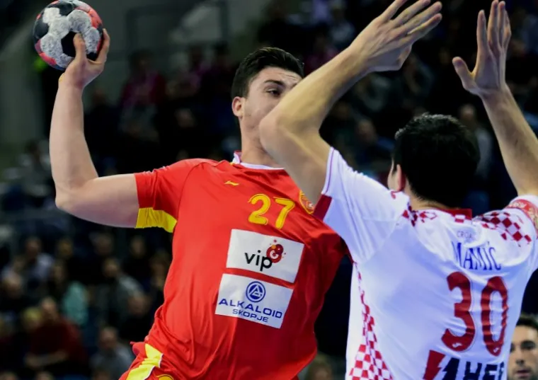 Hrvatski rukometa&scaron;i su u prvoj utakmici drugog kruga igrali protiv Makedonije, a obje su reprezentacije imale veliku podr&scaron;ku s tribina.