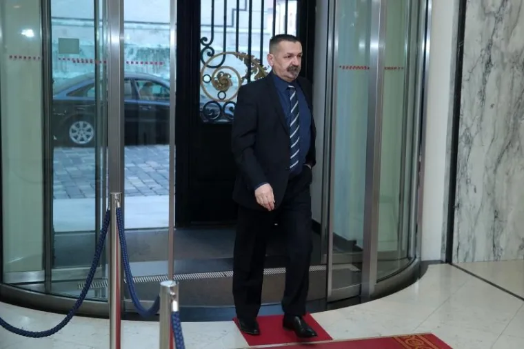 Zastupnici stigli u Sabor gdje će se glasovati o povjerenju Vladi