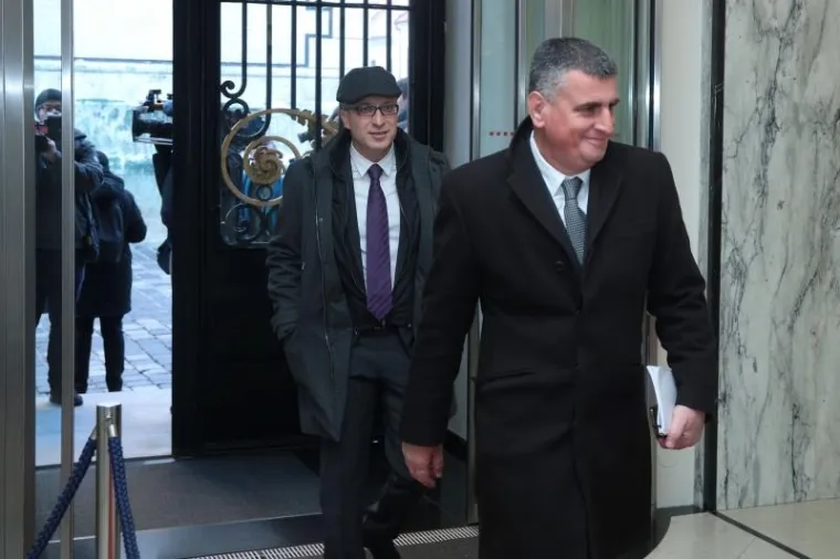 Zastupnici stigli u Sabor gdje će se glasovati o povjerenju Vladi