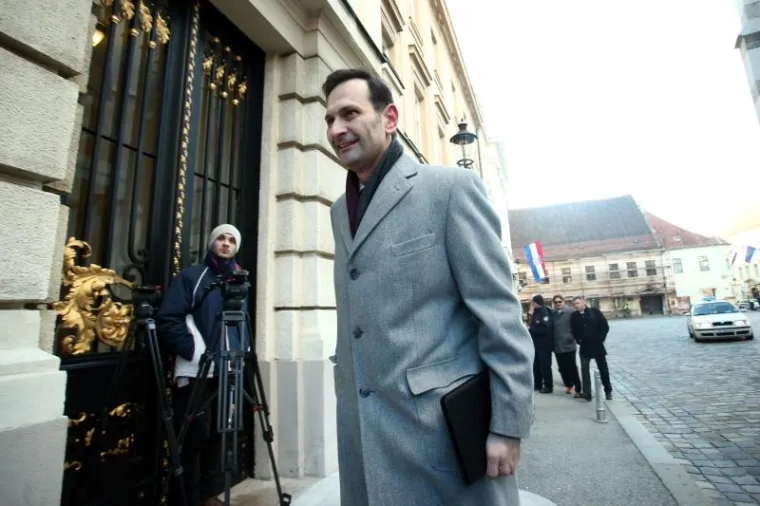 Zastupnici stigli u Sabor gdje će se glasovati o povjerenju Vladi