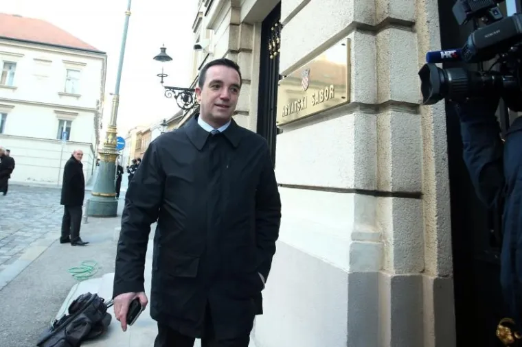 Zastupnici stigli u Sabor gdje će se glasovati o povjerenju Vladi